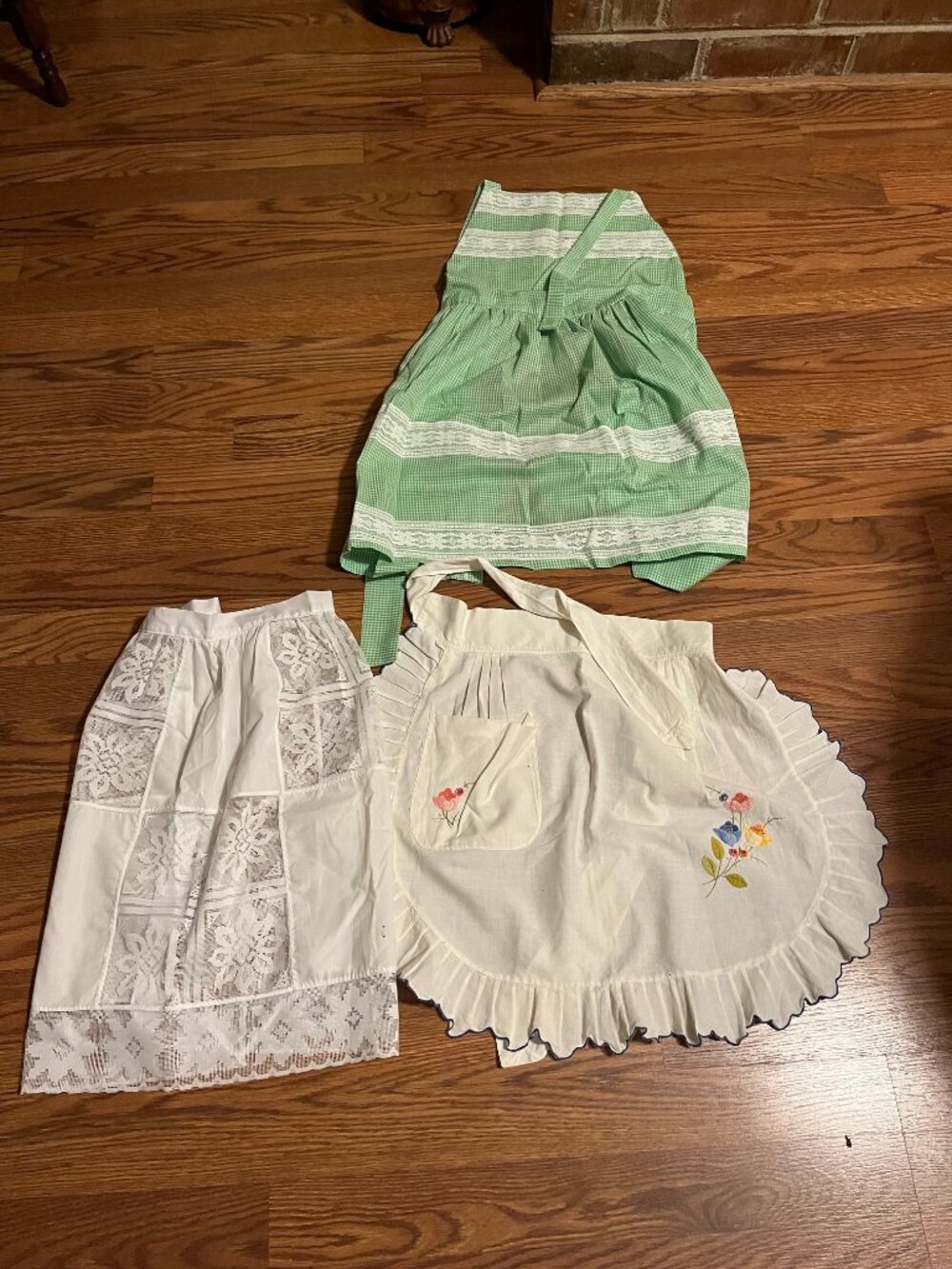 set of 3 vintage aprons